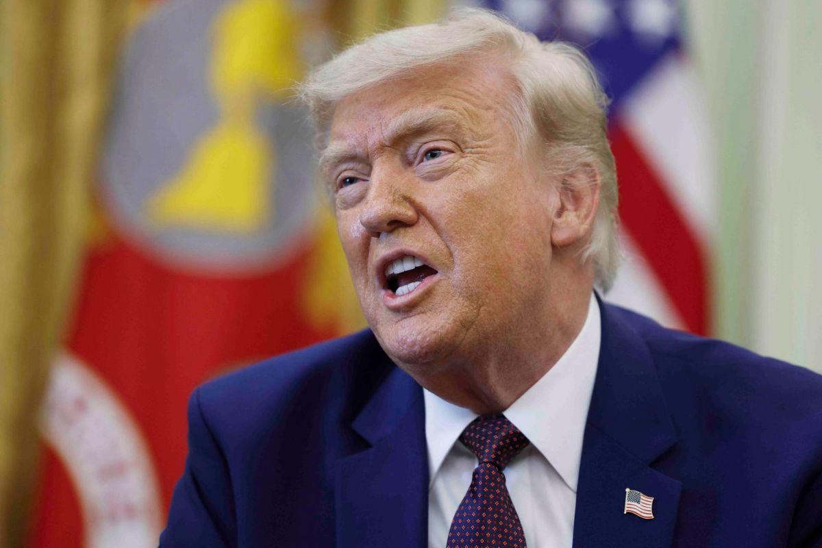 Lo que pasó cuando una periodista acorraló a Trump con una p