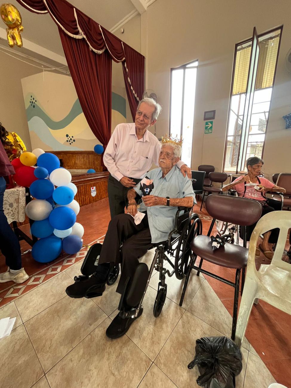 El Hogar San José, en Guayaquil, celebró el Día del Padre con los adultos mayores.