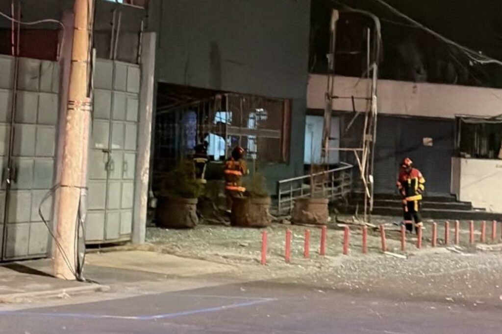 Una explosión afectó los vidrios del edificio de Arcom.