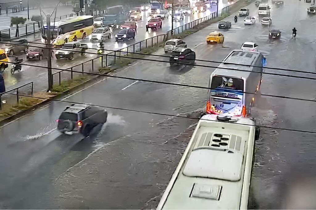 Equipos de emergencia monitorean las vías mojadas por las lluvias en Guayaquil.