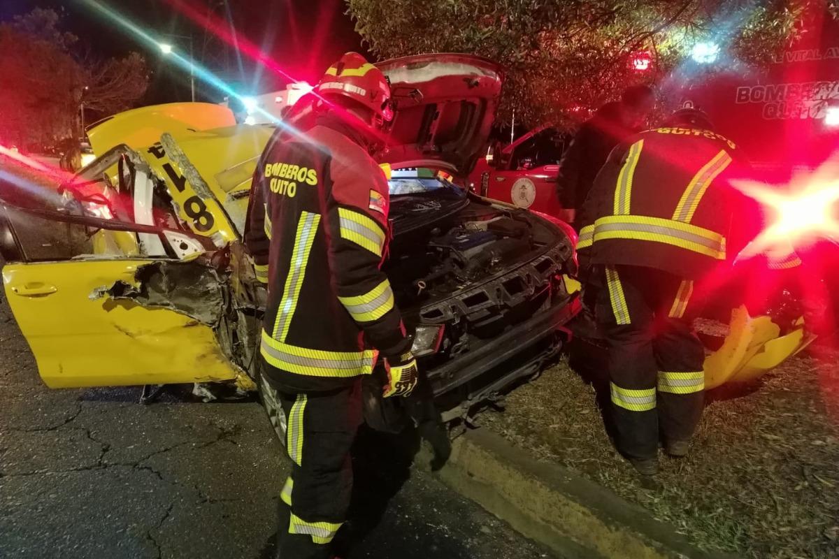 Un herido tras fuerte impacto entre auto y tráiler en Quito