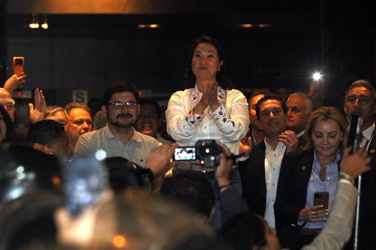 Ventaja de Sánchez sobre Fujimori baja en recta final de esc