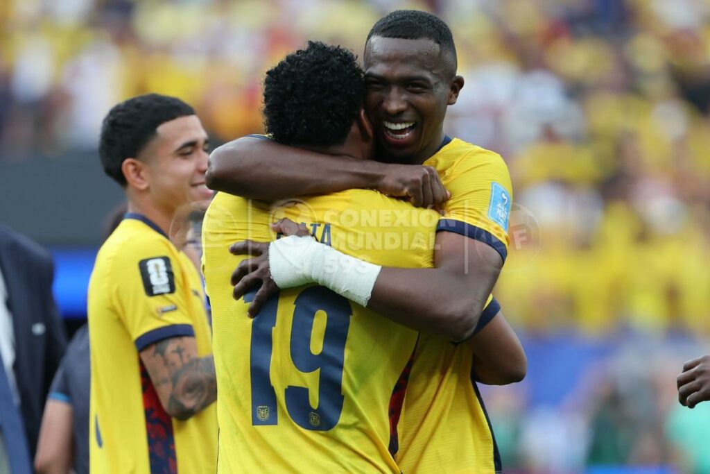 Willian Pacho y Gonzalo Plata se abrazan tras vencer a Alemania con la Selección de Ecuador en el Mundial 2026.