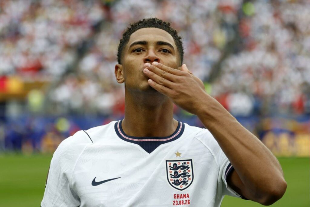 Jude Bellingham, durante el partido de Inglaterra ante Ghana en el Mundial 2026, envía un beso a la tribuna.
