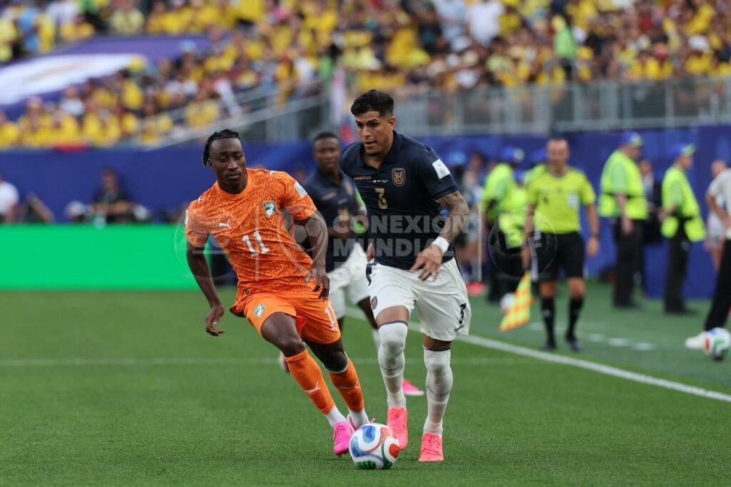 Yan Diomande de Costa de Marfil (izq.) persifue a Piero Hincapié de la Selección de Ecuador en el Mundial de 2026.