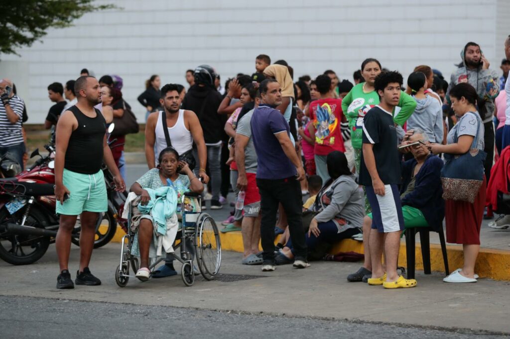 Equipos de emergencia inspeccionan edificios tras el terremoto en Venezuela. La alerta de tsunami incluyó a Puerto Rico y otros territorios del Caribe.
