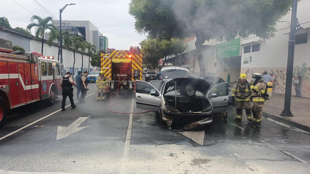 Incendio vehicular en Guayaquil causó cierre de calles