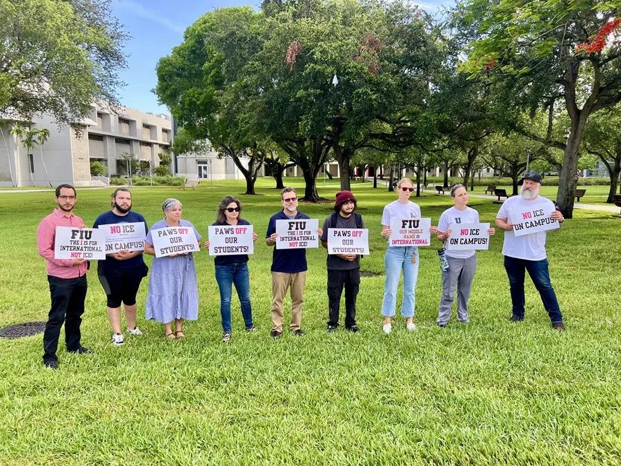 Alumnos y profesores de la Universidad Internacional de Florida protestan contra el Servicio de Inmigración y Aduanas (ICE)