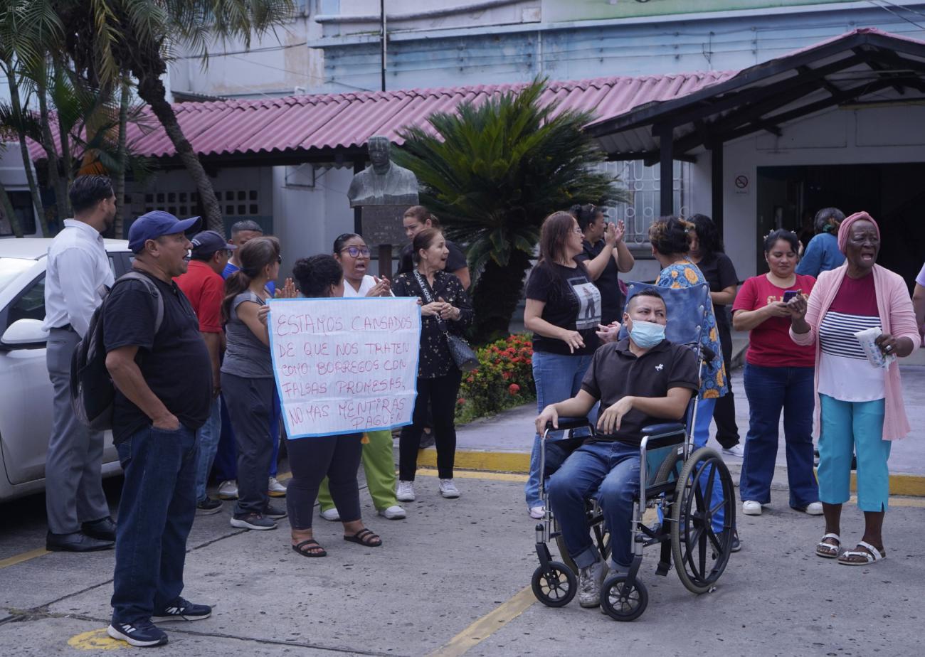 Personal del hospital León Becerra anuncia huelga de hambre por pagos atrasados