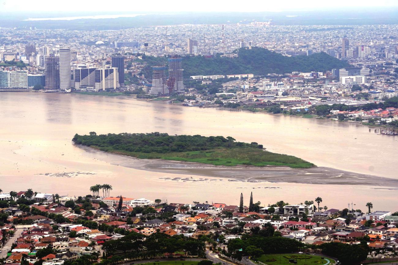 La ubicación geográfica de Guayaquil juega un papel importante en el tema de las inundaciones de la ciudad.