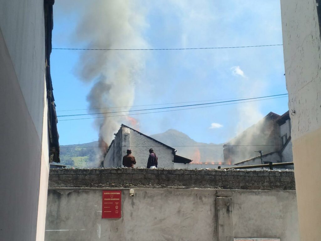 El fuego y el humo se elevan sobre un inmueble del Centro Histórico de Quito
