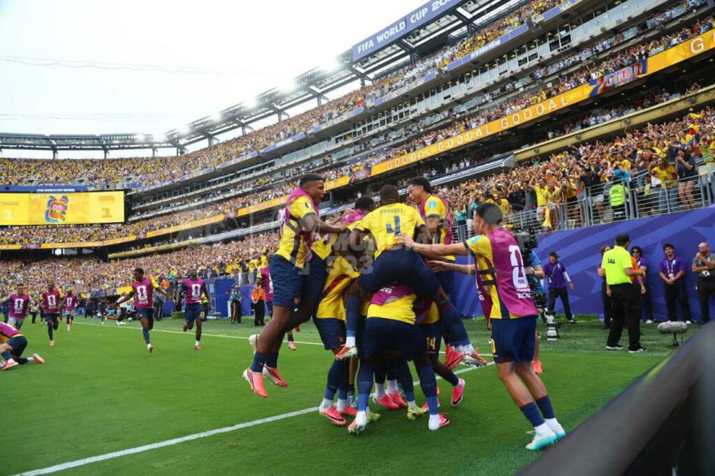 Jugadores de la Selección de Ecuador celebran su útlimo triunfo ante Alemania antes de jugar dieciseisavos de final contra México.