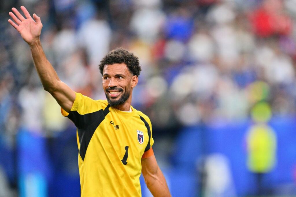 El arquero Vozinha celebra con los aficionados de Cabo Verde la clasificación a la siguiente ronda del Mundial 2026.