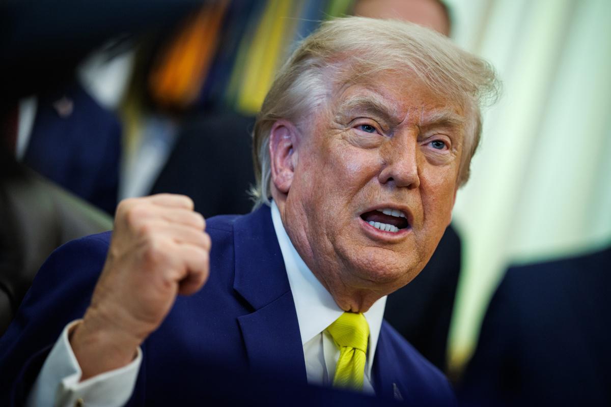 Trump firma la ley que destina 70 000 millones de 