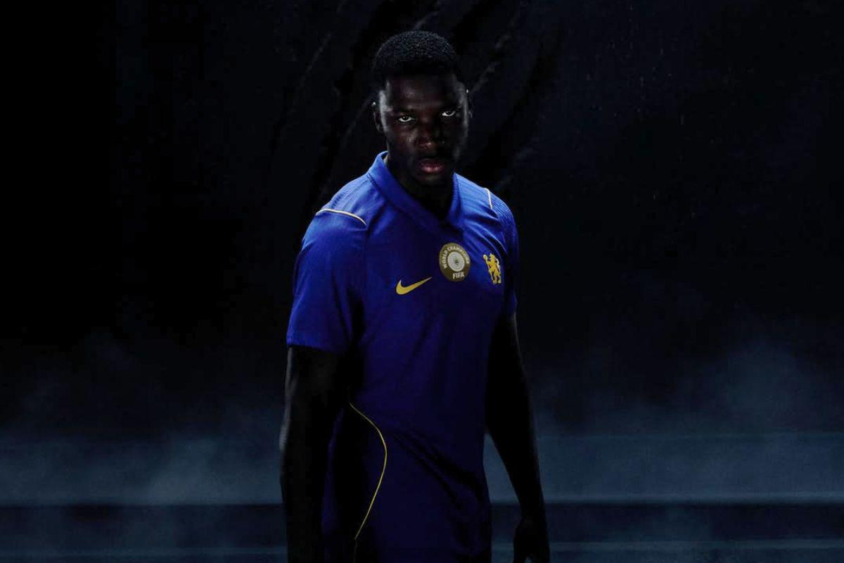 Moisés Caicedo protagoniza lanzamiento de camiseta del Chelsea