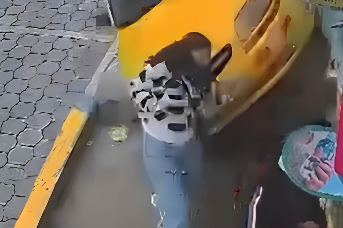 Video capta atropellamiento de taxista a dos personas en acera del centro de Quito