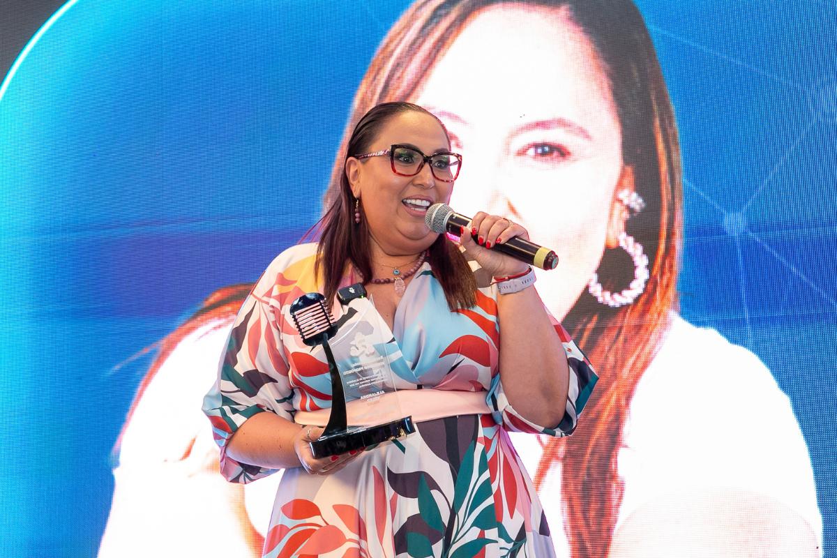 Alejandra Vélez, periodista de EL COMERCIO, recibe reconocimiento periodístico