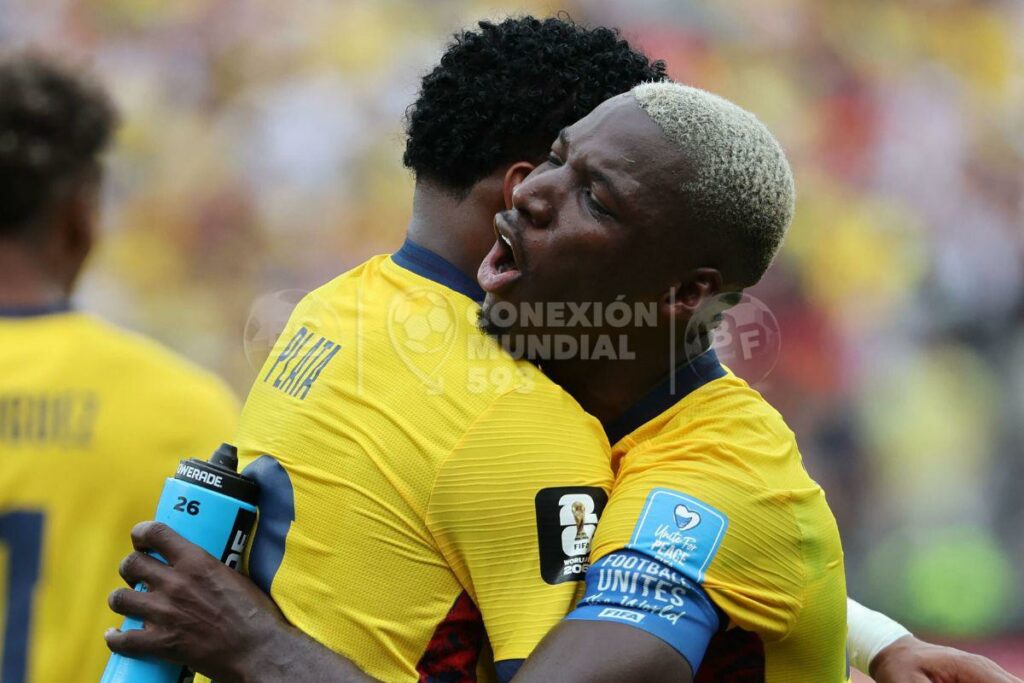 Gonzalo Plata se abraza con Moisés Caicedo tras un gol de la Selección de Ecuador en el Mundial 2026.
