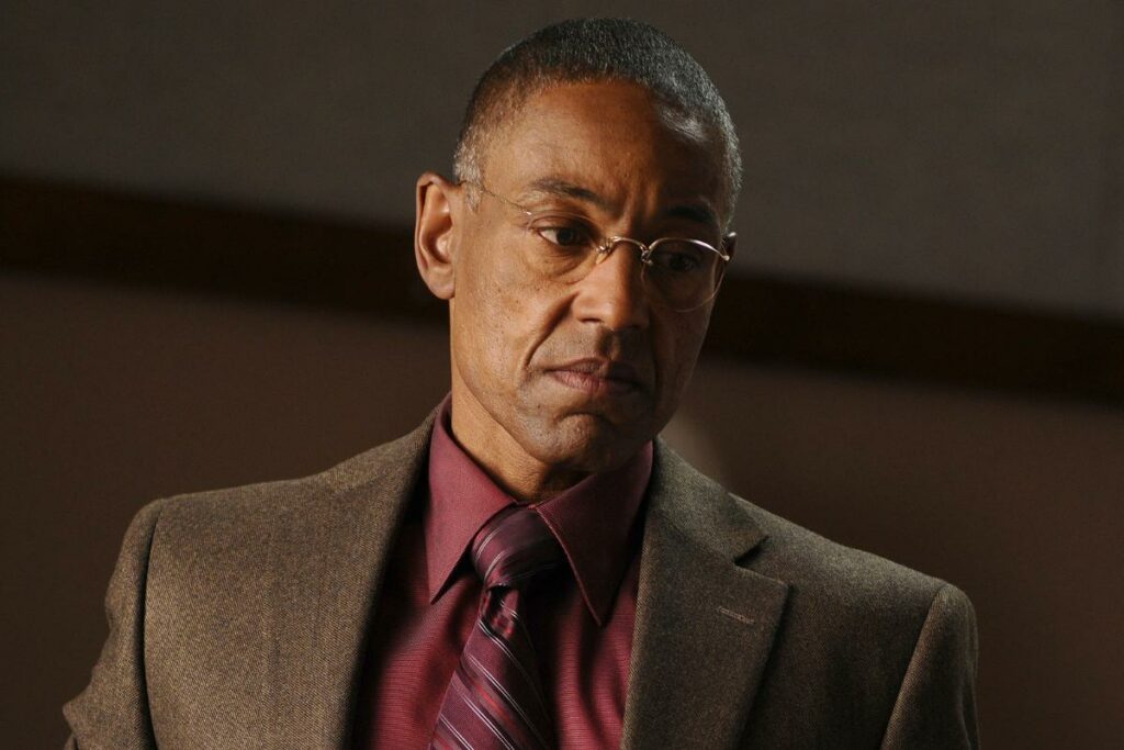 Giancarlo Esposito mira seriamente, actor y director estadounidense, reconocido mundialmente por interpretar a villanos icónicos en la televisión.