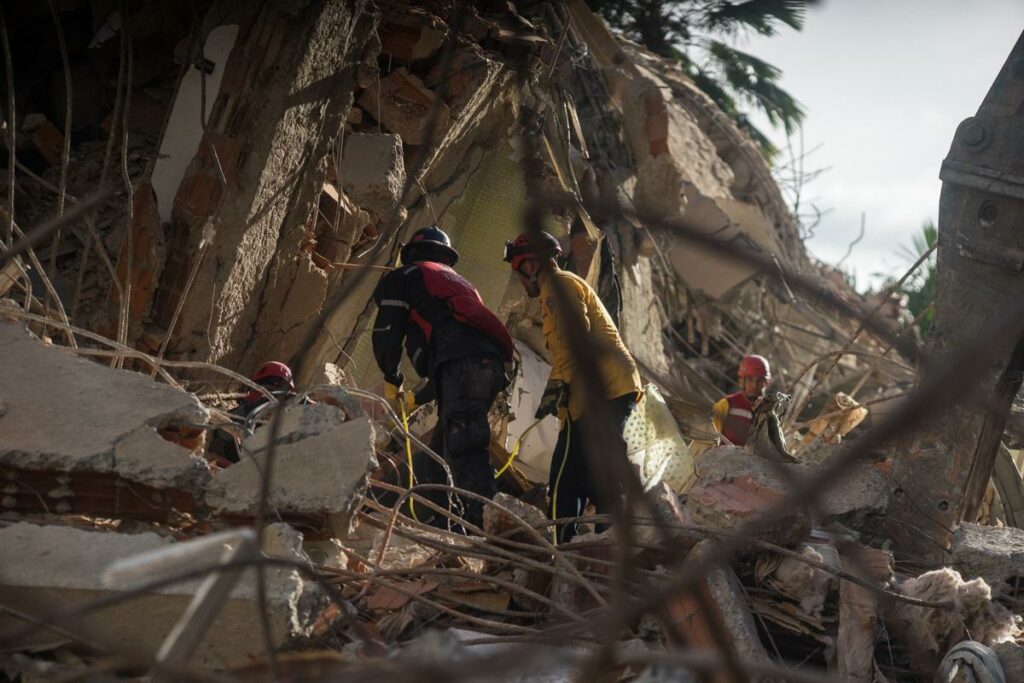 Integrantes de equipos de rescate trabajan este jueves, en un edifico afectado por un terremoto en la zona de Altamira en Caracas (Venezuela).