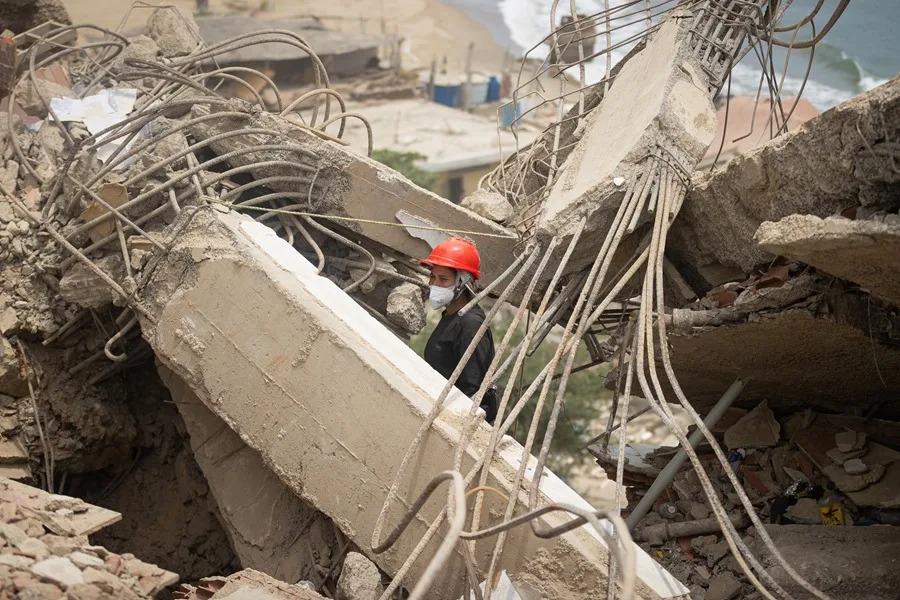 Equipos de rescate buscan a personas desaparecidas en una zona afectada por los terremotos en Catia La Mar