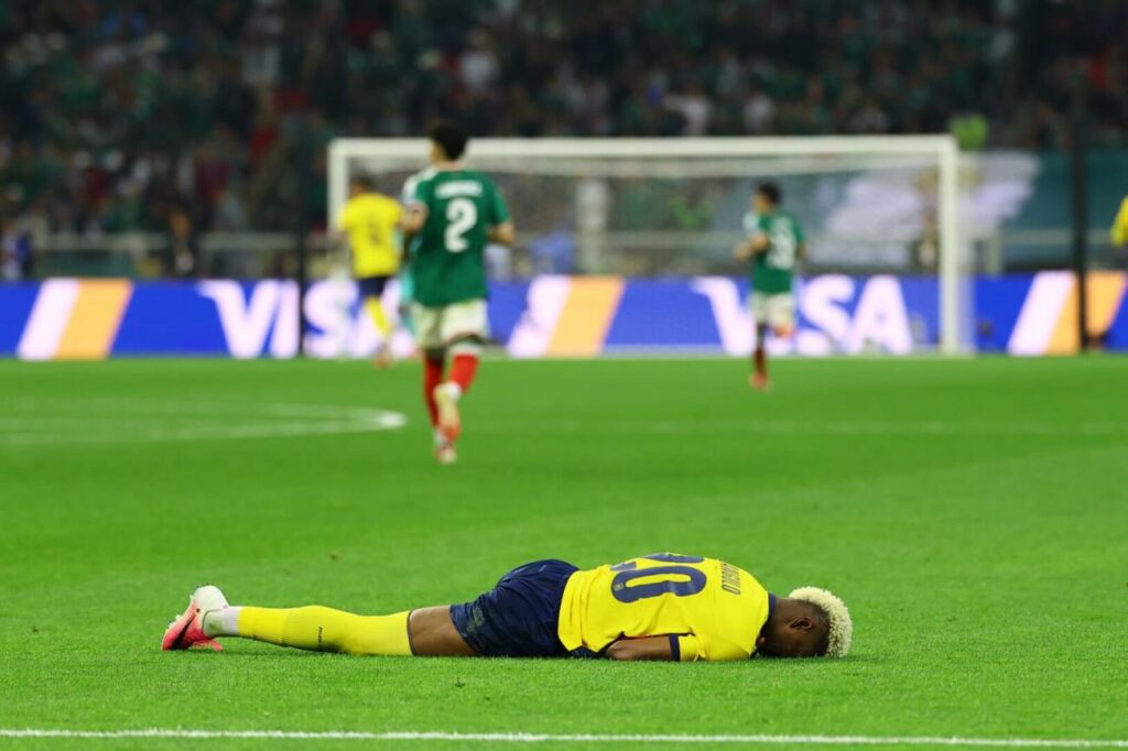 Nilson Angulo tirado en el suelo tras el gol de México