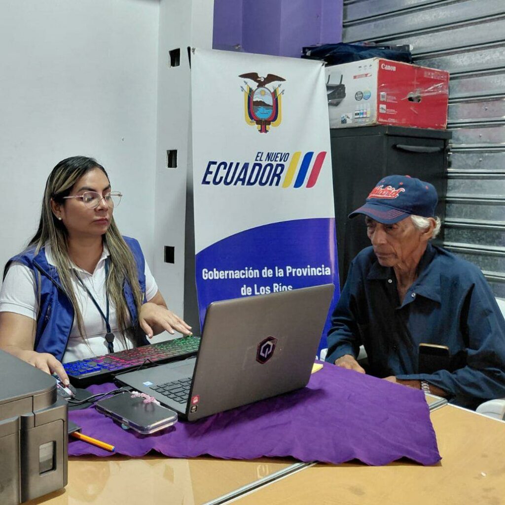 Adultos mayores realizan trámites de devolución del IVA en oficinas del SRI en Ecuador. Jubilados pueden acceder al beneficio mediante solicitud en línea o devolución automática.