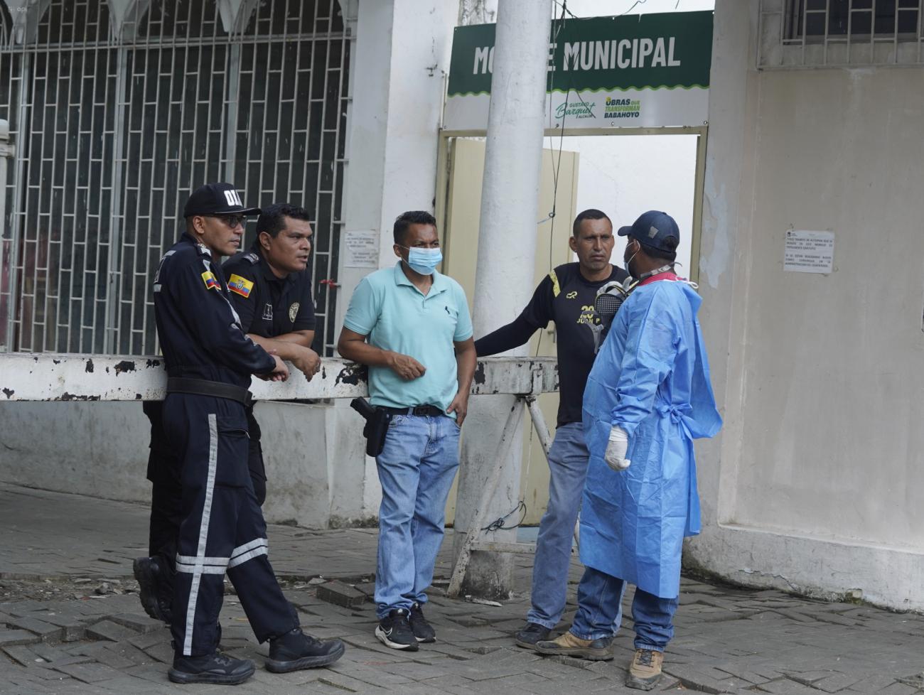 Los ocho cuerpos pasaron por tres morgues antes de recibir la autopsia.