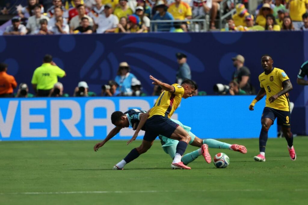 Ecuador avanzó a los dieciseisavos del Mundial con cinco futbolistas amonestados. La FIFA eliminó el acumulado de tarjetas amarillas tras la fase de grupos.
