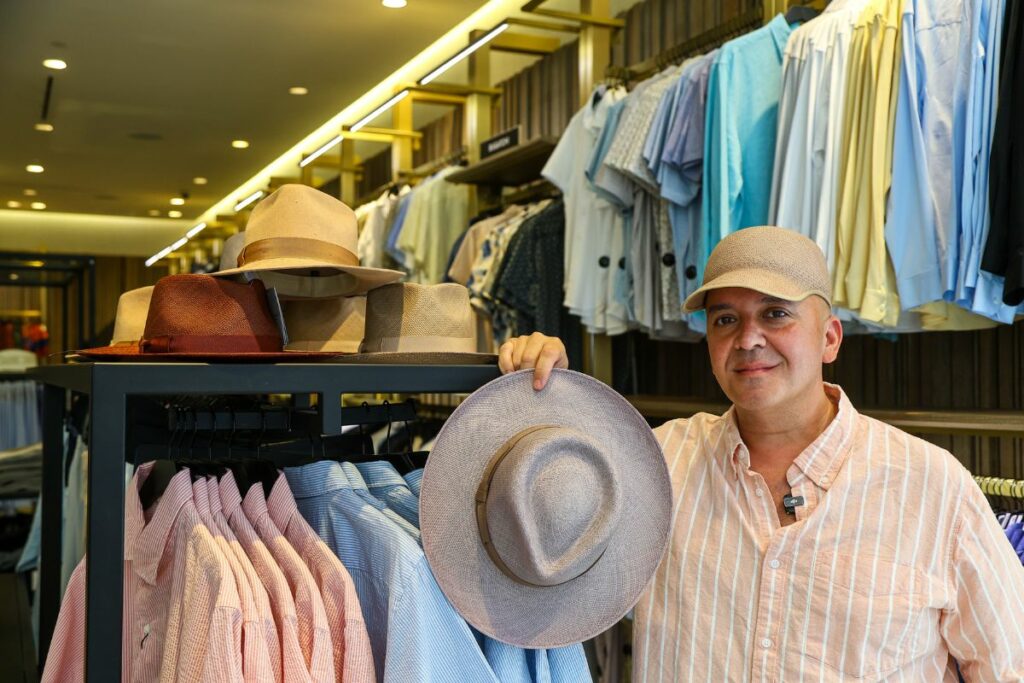 Los sombreros de René Mantilla destacan en las vitrinas de Nueva York por sus tonalidades vanguardistas y la precisión de su manufactura. Foto: Julio Estrella - El Comercio