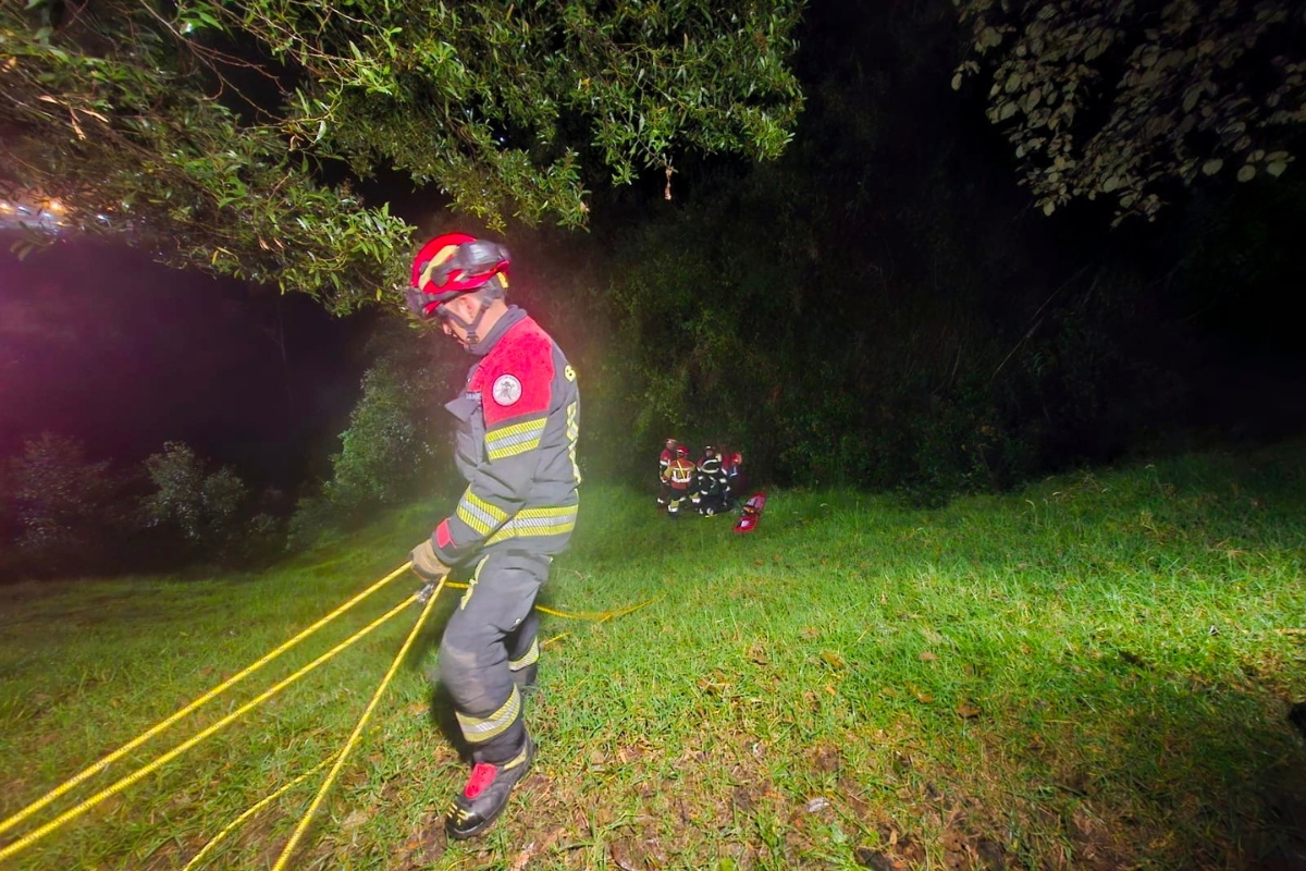 Tres personas caen a una quebrada en Conocoto, al sureste de