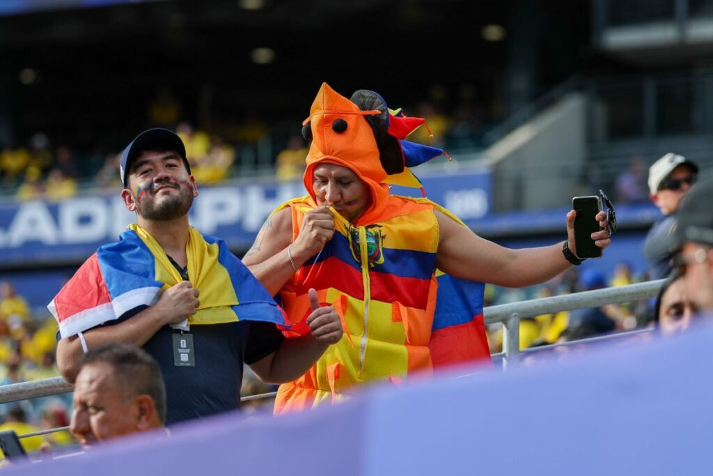 Hinchas de Ecuador celebran y apoyan a la Selección durante un partido del Mundial 2026.