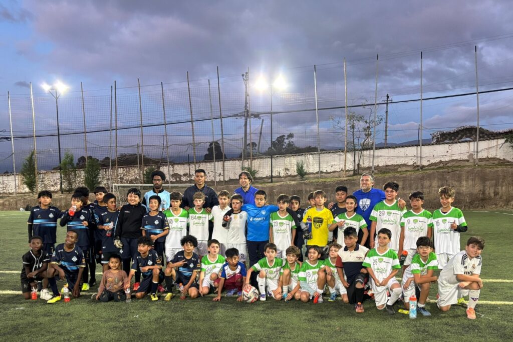 Los niños y adolescentes entrenados por el exseleccionado Juan Carlos Burbano. Foto: Cortesía