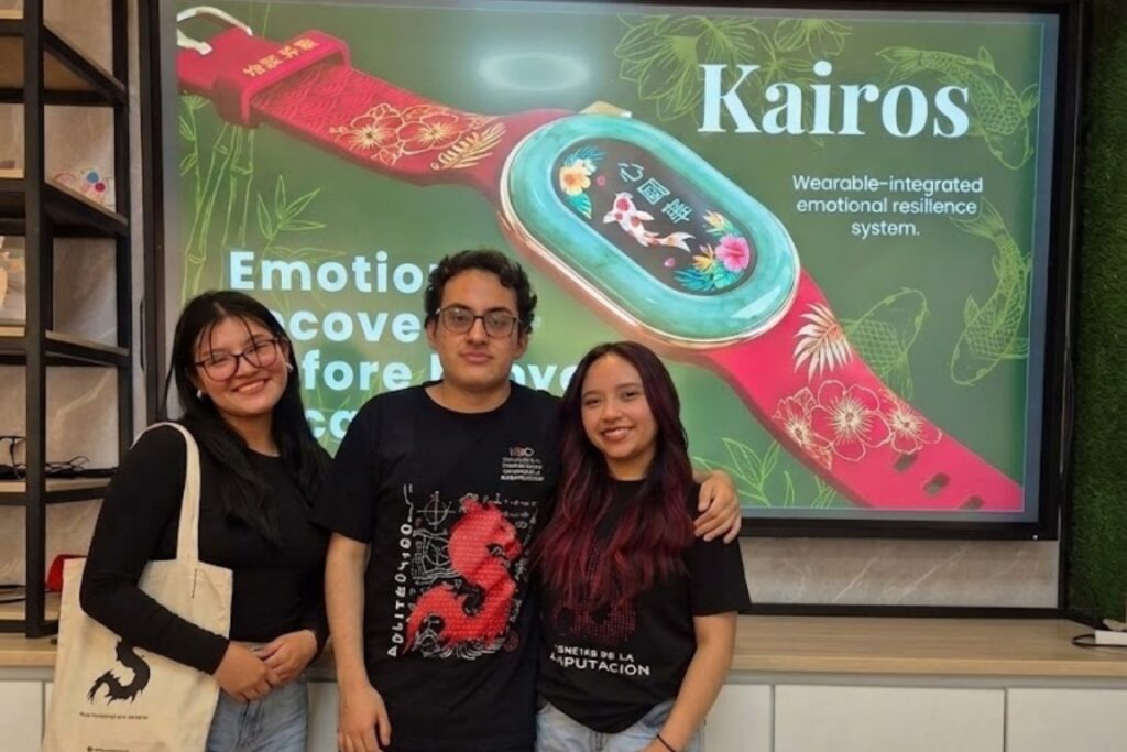 Estudiantes de la USF premiados: Jeaneth Cabascango (izq.), Francisco Terán y Vanessa Almagro.