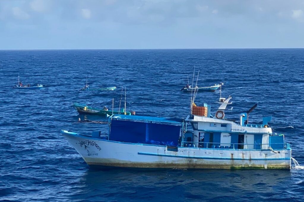 La Armada del Ecuador realizó una operación de búsqueda y rescate de un pescador que habría sufrido un accidente con un tiburón en alamar.