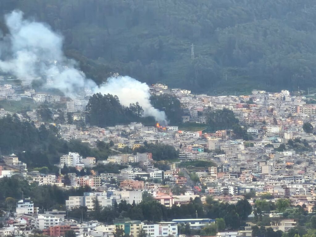 Personal de Bomberos y del ECU911 atendió la emergencia por un incendio reportado en Santa Rosa Pamba, en el sector de La Comuna, al norte de Quito.