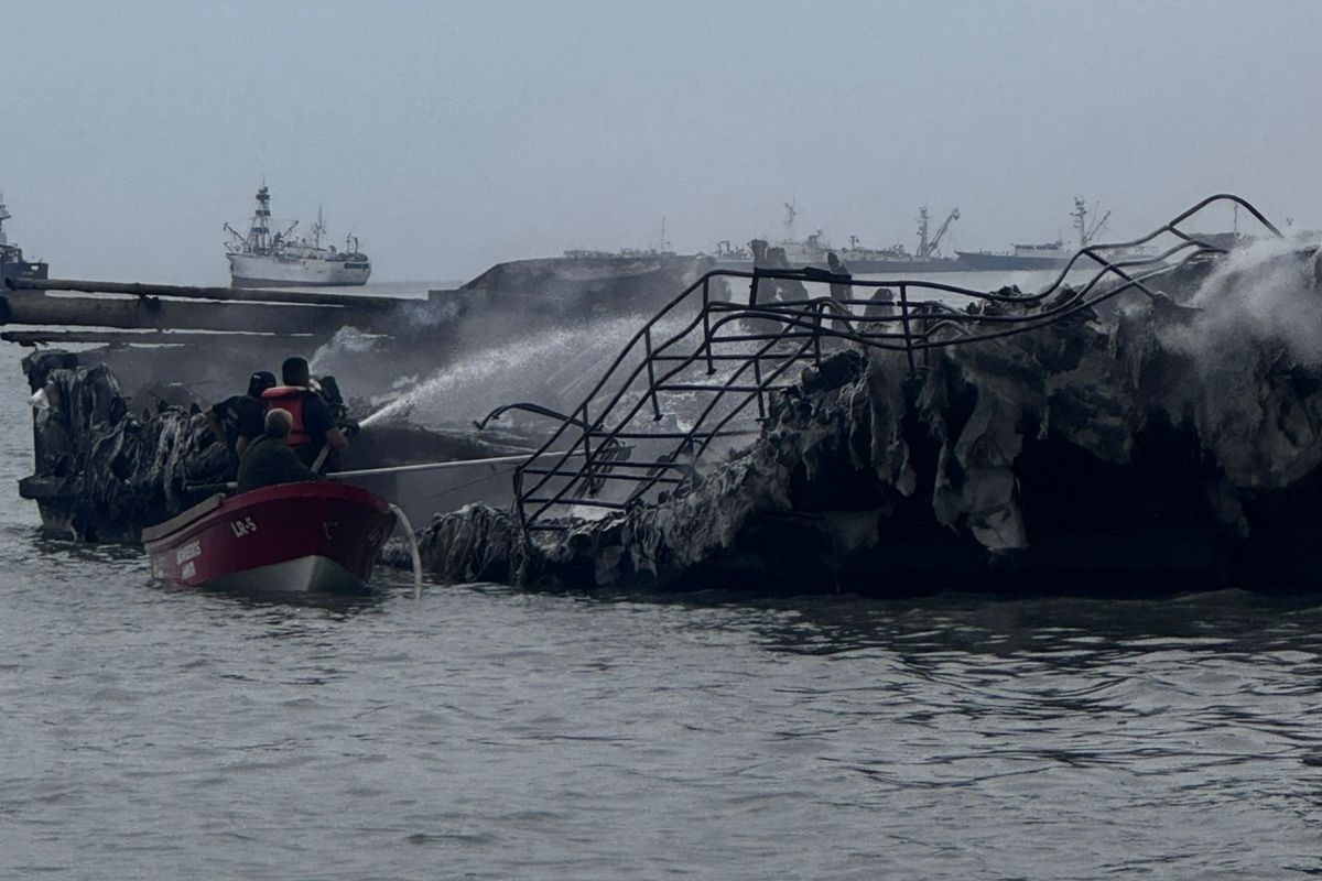Nuevos focos del incendio de Manta mantienen a los bomberos 