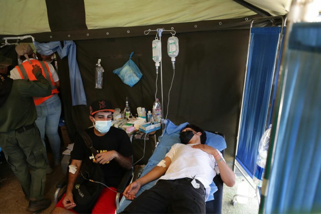 Personas son atendidas en una carpa instalada por el Ejercito de Venezuela este lunes, en La Guaira (Venezuela).
