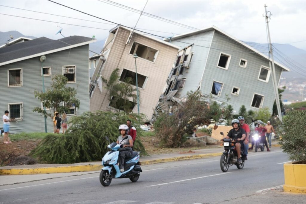 Vista de varios edificios dañados por los terremotos en la localidad de Catia La Mar, en el estado costero de La Guaira, Venezuela.