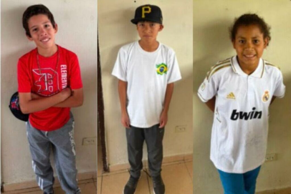 Maykel Paúl Curay Vaca (en la mitad) es uno de los tres niños de Conocoto con Alerta Emilia que apareció.
