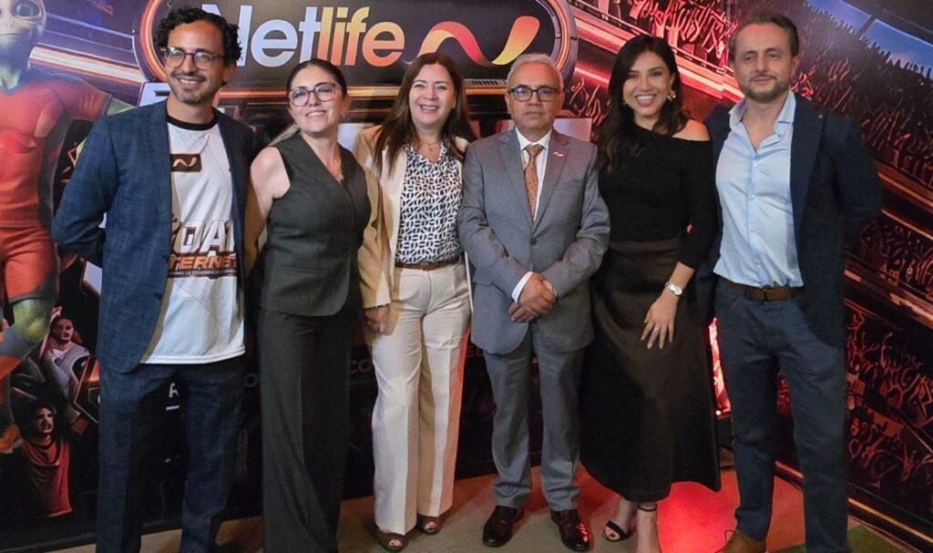 Xavier Moreano, Patricia Paz, Deicita Quezada, Francisco Balarezo, CEO de Netlife; Andrea Villacis y Jonathan Villacís.