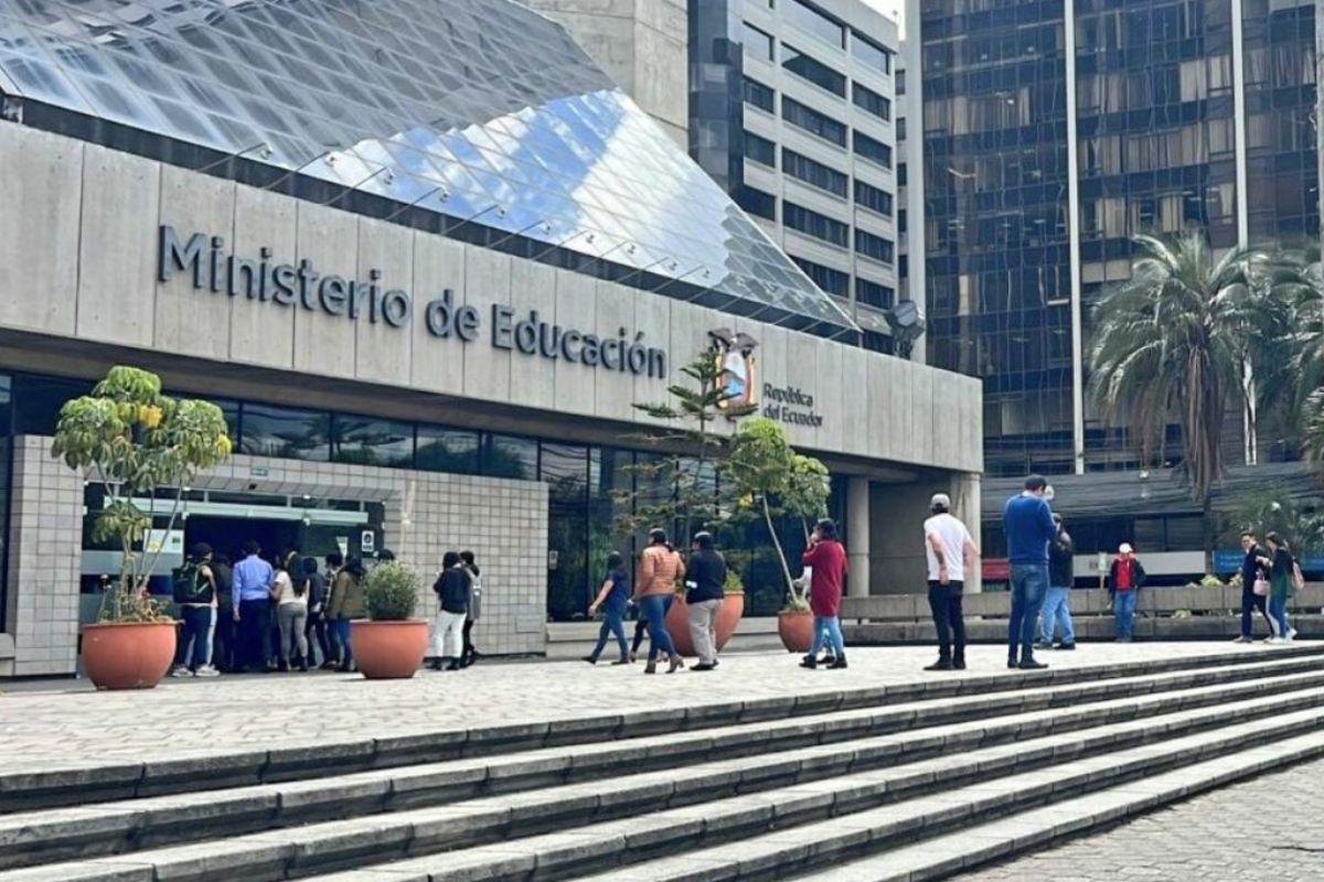 Reducción de ministerios; analistas alertan sobre tres escenarios del empleo público en Ecuador