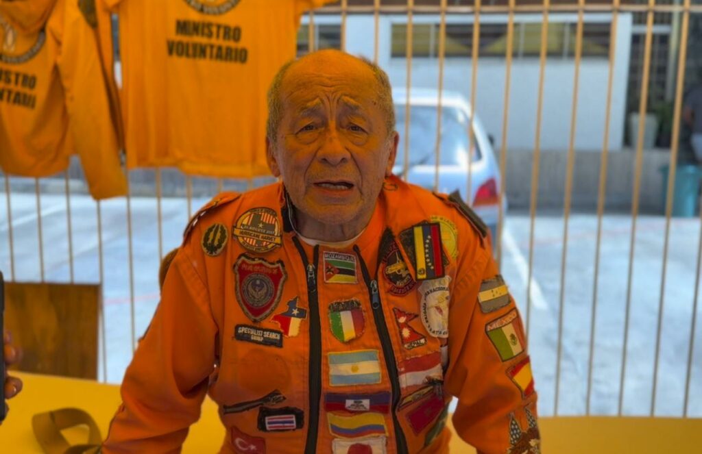Rescatista mexicano Héctor Méndez.