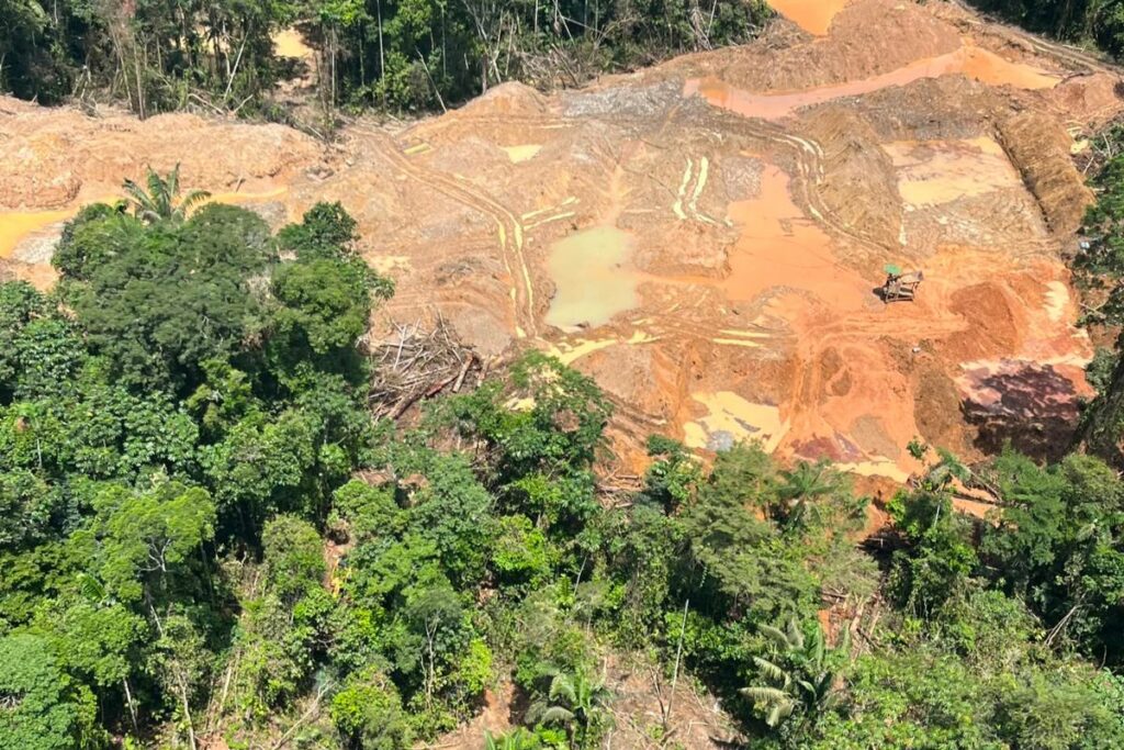 Militares del Ejército Ecuatoriano fueron atacados por un grupo de civiles armados mientras ejecutaban operaciones contra la minería ilegal en Sucumbíos.