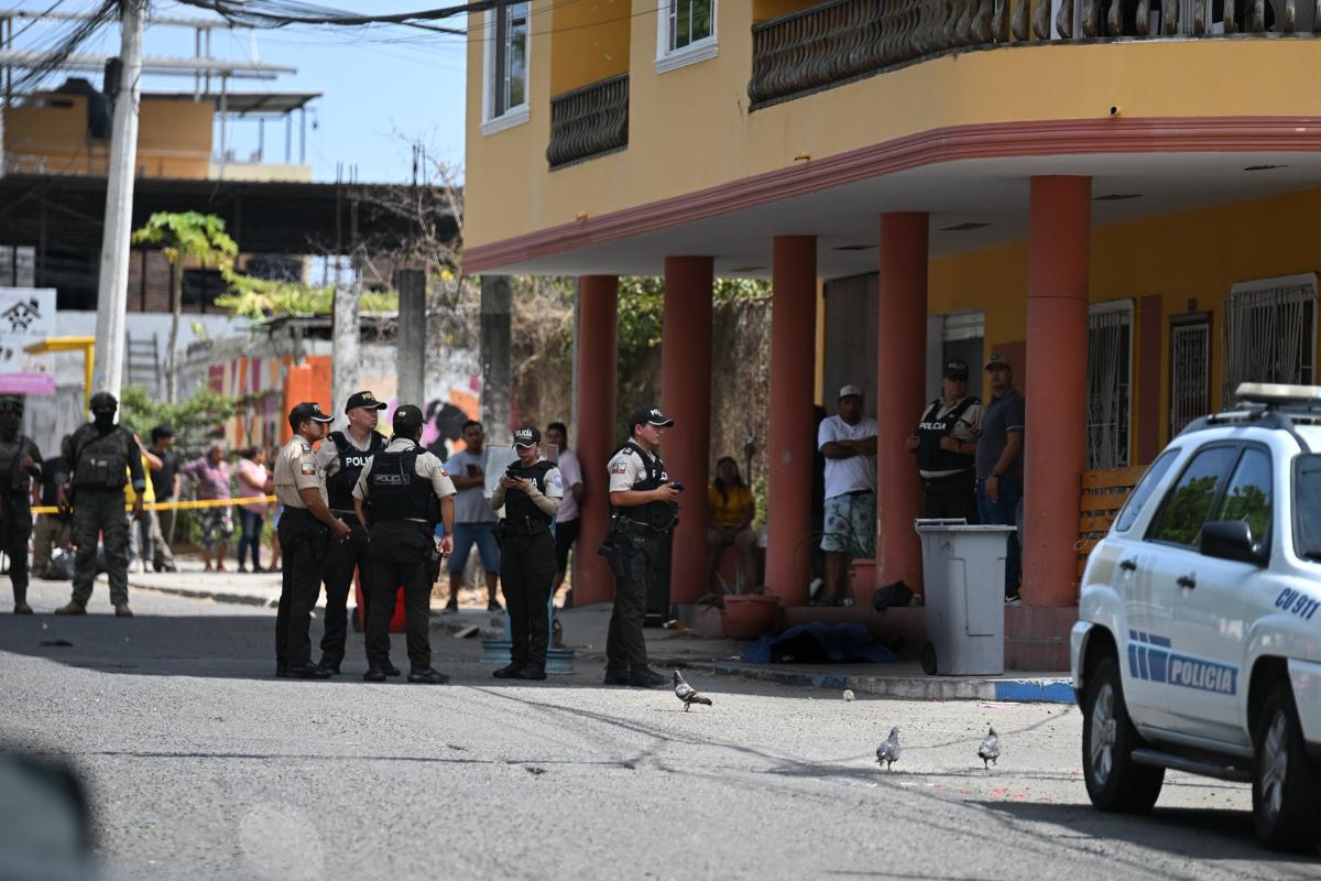 Un joven fue asesinado en Manta fuera de un colegio