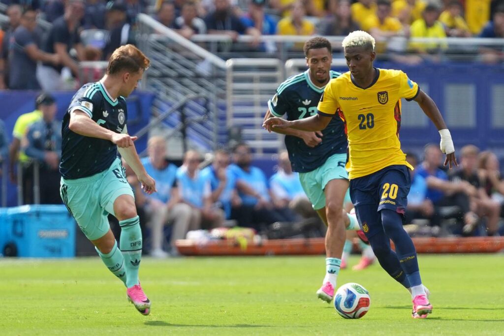 Nilson Angulo (d) de Ecuador disputa el balón con Joshua Kimmich de Alemania.