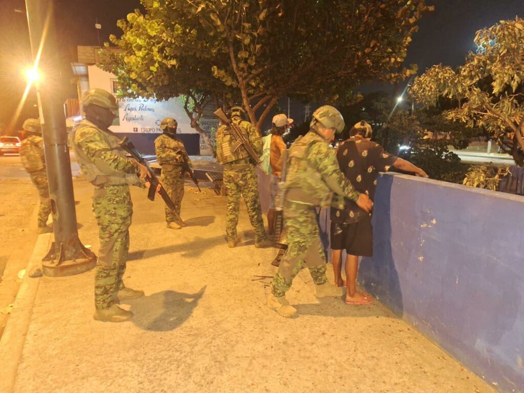 Las Fuerzas Armadas recorrieron varios puntos de Guayaquil.
