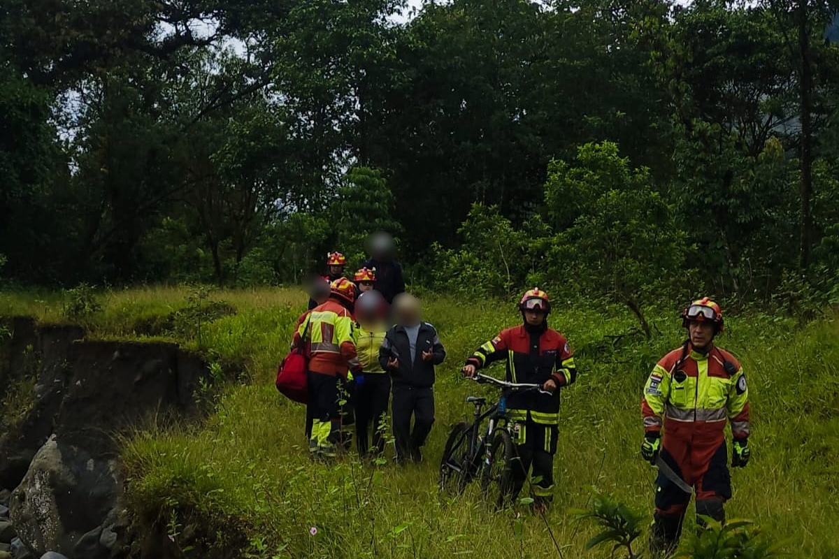 Ciclistas rescatados en ruta Lloa – Mindo con ayuda de los B