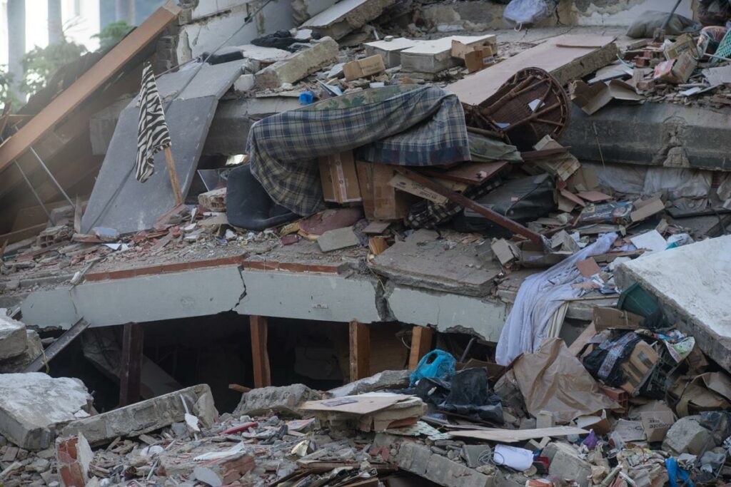 Fotografía que muestra edificios colapsados por los terremotos, este jueves durante las labores de remoción de escombros y búsqueda de sobrevivientes en el municipio de Chacao, en el este de Caracas (Venezuela).