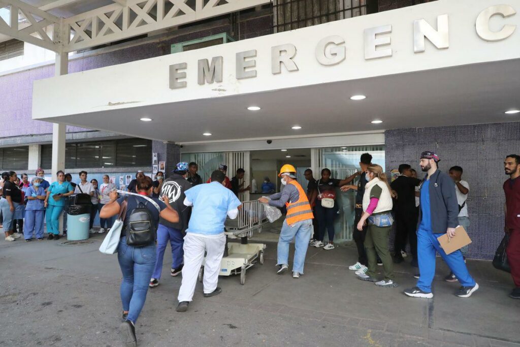 Una persona es ingresada a urgencias en el hospital Pérez Carreño este lunes, en Caracas (Venezuela).